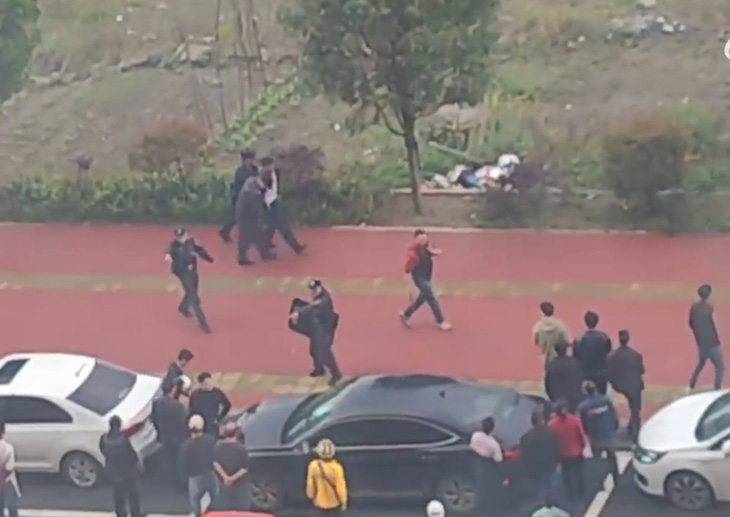 Cảnh sát đã bắt một nghi phạm trong vụ tấn công bằng dao - Ảnh: HK01