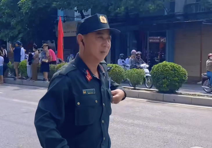 Thượng tá Phạm Đại Đồng cùng đoàn quân về nơi tập kết sau khi tặng quà cho bé gái - Ảnh cắt từ clip