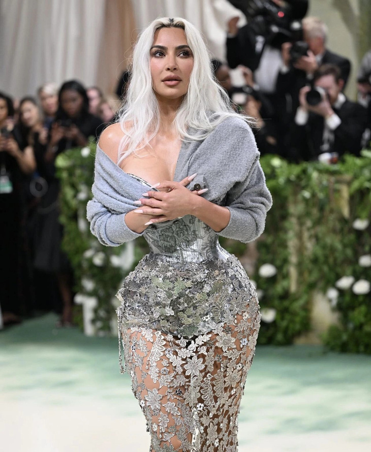 Kim Kardashian khoe đường cong nóng bỏng trong mẫu váy xuyên thấu của Maison Margiela, do John Galliano thiết kế.