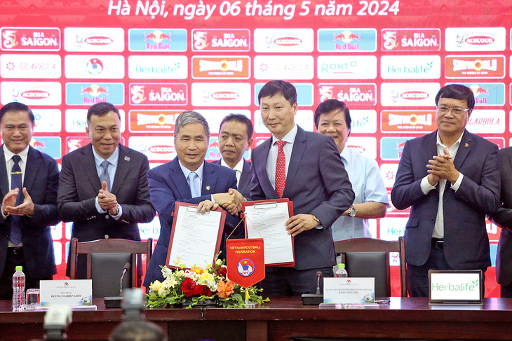 HLV Kim Sang Sik trong lễ ký hợp đồng và công bố HLV trưởng đội tuyển Việt Nam - Ảnh: HOÀNG TÙNG