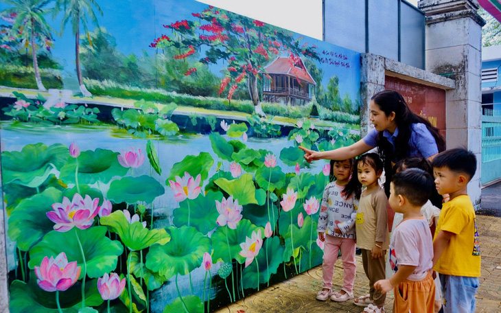 Hàng trăm tranh bích họa sen hưởng ứng Lễ hội sen Đồng Tháp