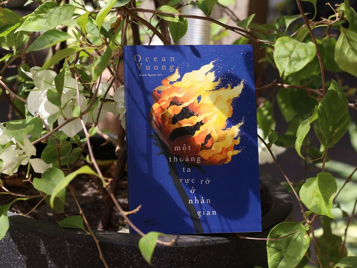 Tiểu thuyết 'Một thoáng ta rực rỡ ở nhân gian' của Ocean Vương tái bản với nhãn 18+ - Ảnh: Nhã Nam