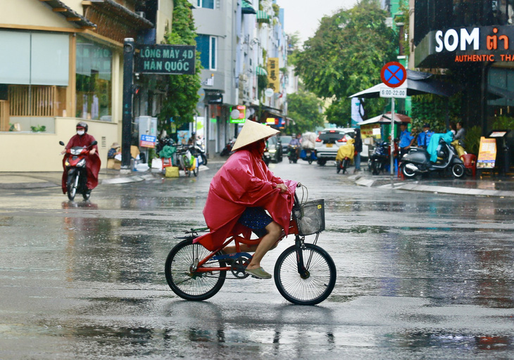 Mưa dông tại quận Phú Nhuận trưa 7-5 - Ảnh: CHÂU TUẤN