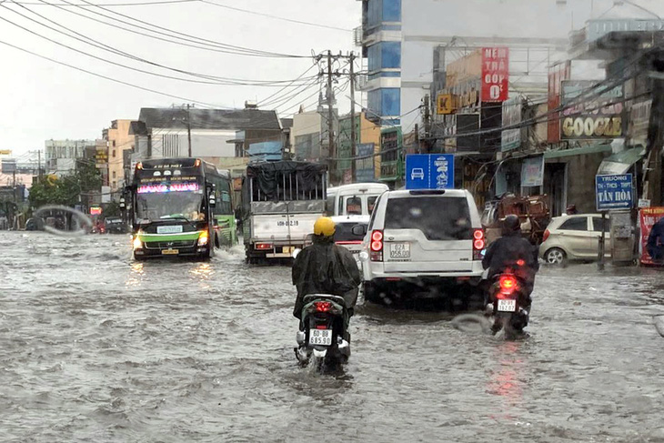 Nhiều tuyến đường ở trung tâm thành phố Biên Hòa, Đồng Nai ngập nặng sau cơn mưa chuyển mùa - Ảnh: N.Đ.N.