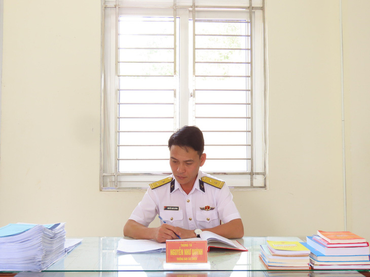 Là người lính hải quân, nhiều lúc công tác xa nhà nhưng anh Quỳnh luôn cố gắng khắc phục khó khăn, hoàn thành tốt nhiệm vụ được giao - Ảnh: ANH THƠ