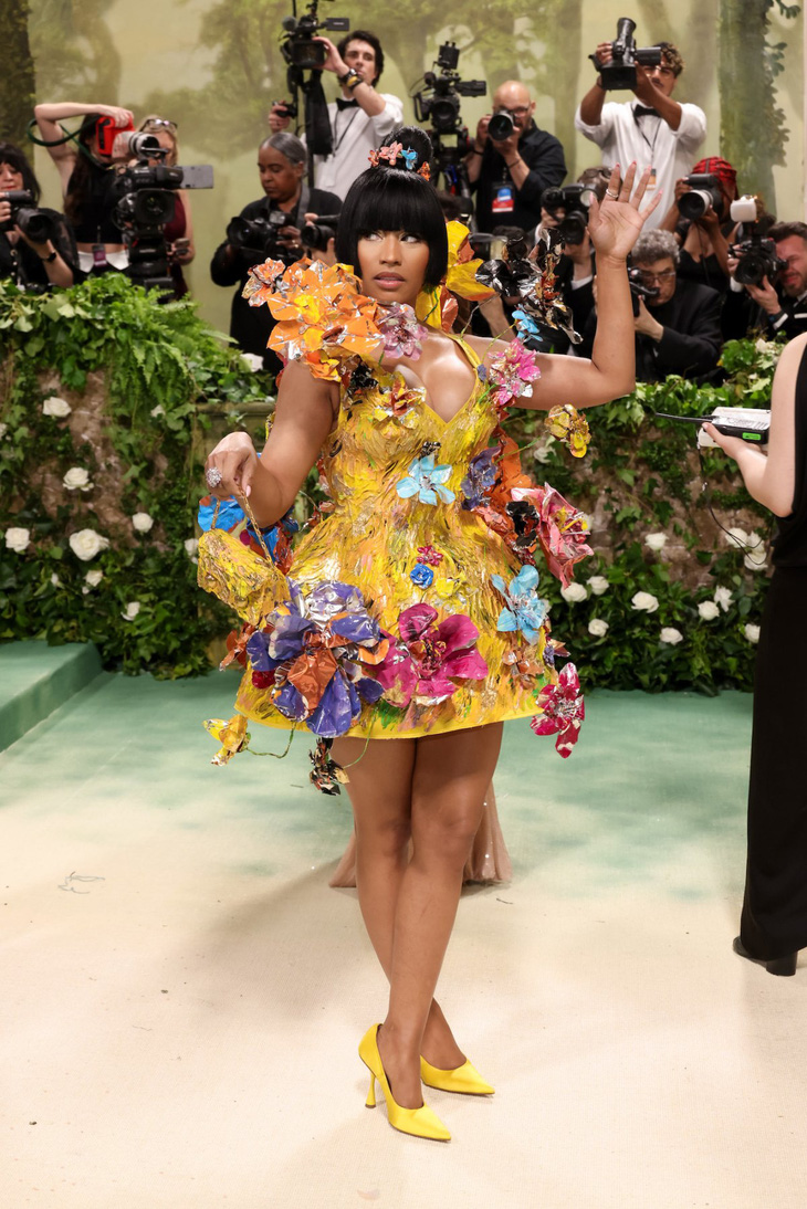 nicki-minaj-puts-on-a-quirky-display-in-canary-yellow-floral-applique-dress-at-the-2024-met-gala-2-1715044881427750656220.jpg