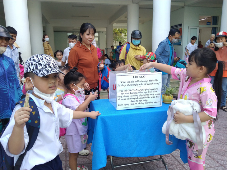 Các em nhỏ Trường mầm non Tuổi Thơ, quận 8 chung tay góp nước ngọt cho bà con miền Tây - Ảnh: PGDQ8
