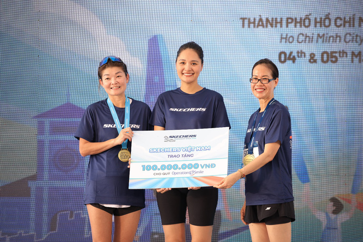 Đại diện Skechers trao tặng 100 triệu đồng cho Operation Smile Việt Nam