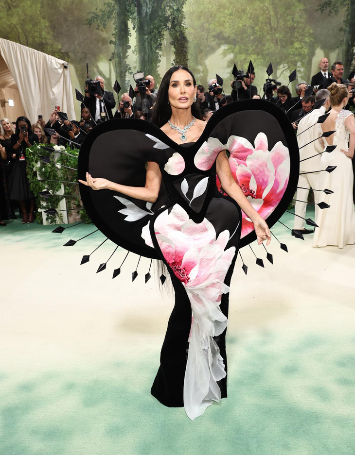 Demi Moore's unique design attracted attention on the Met Gala red carpet, the dress was made of classic wallpaper, featured pink and white flowers on the front and ruffles on the wings. Page Six commented that Demi Moore has completely conquered this year's theme - Photo: Getty