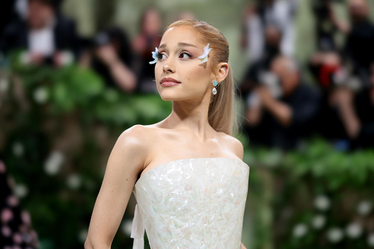 Ariana Grande stuck to this year's theme with a white Loewe dress with a hint of pink and blue. Adorned with butterfly wing accessories, like a fairy tale character - Photo: Getty