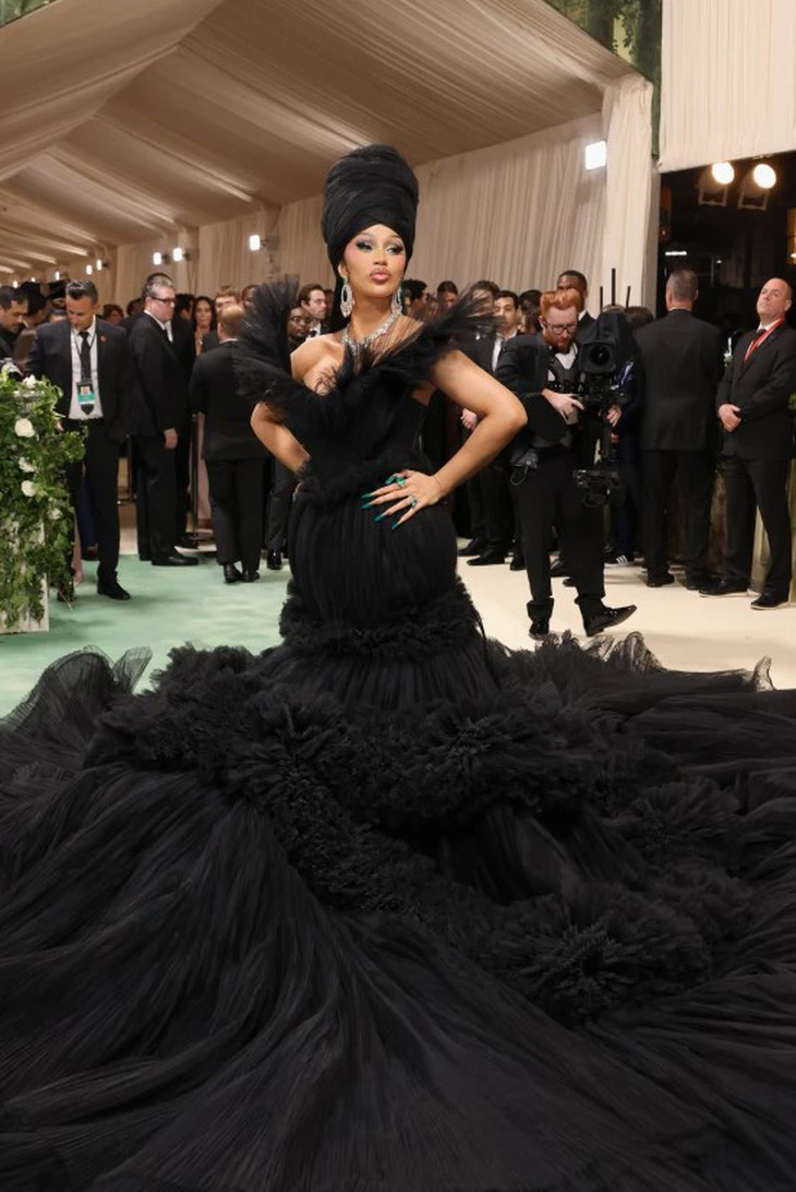 Rapper Cardi B có lẽ sẽ giành được giải thưởng trang phục "ô dề" nhất nhờ thiết kế chiếc váy vải tuyn màu đen khổng lồ của mình.