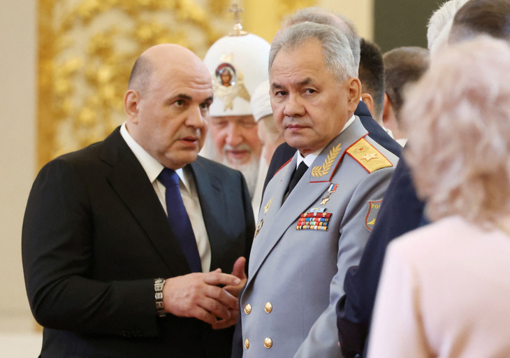 Thủ tướng Nga Mikhail Mishustin (trái) và Bộ trưởng Quốc phòng Nga Sergei Shoigu dự lễ tuyên thệ nhậm chức của Tổng thống Vladimir Putin ngày 7-5 - Ảnh: REUTERS