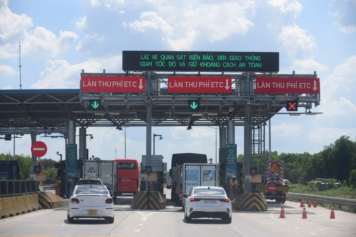 Trạm thu phí cao tốc Trung Lương - Mỹ Thuận - Ảnh: QUANG ĐỊNH