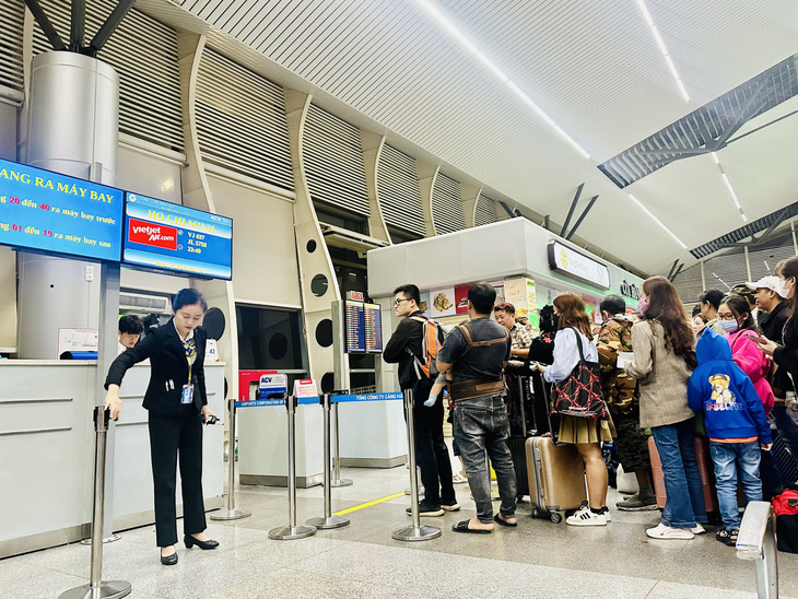 Hành khách choáng váng khi trong thời gian qua vé máy bay nội địa bất ngờ tăng mạnh, nhiều chặng bay giá đắt hơn chặng quốc tế, thậm chí ngang với tour du lịch trọn gói đi Thái Lan 5 ngày 4 đêm dịp lễ 30-4 - Ảnh: CÔNG TRUNG