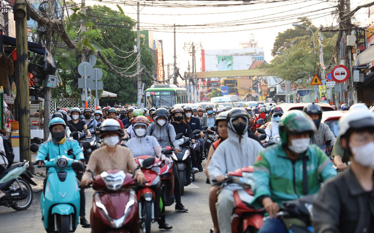 Đường Lê Văn Việt, Lã Xuân Oai, Nguyễn Duy Trinh, Đỗ Xuân Hợp, Lò Lu... liên tục ùn ứ, vì sao?