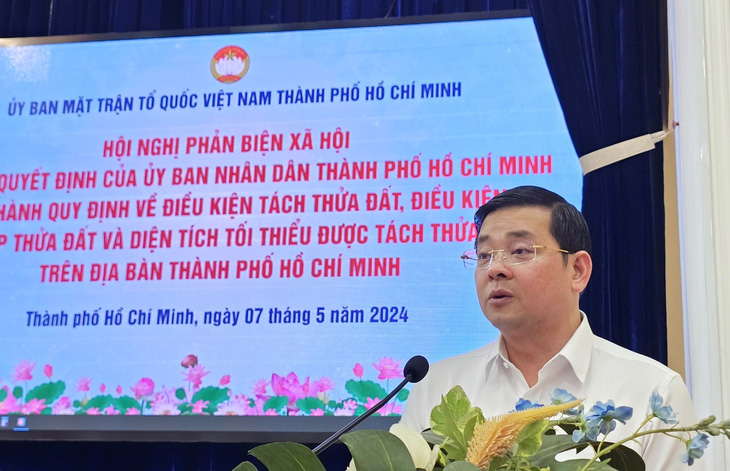 Giám đốc Sở Tài nguyên - Môi trường Nguyễn Toàn Thắng trình bày nội dung dự thảo - Ảnh: ÁI NHÂN