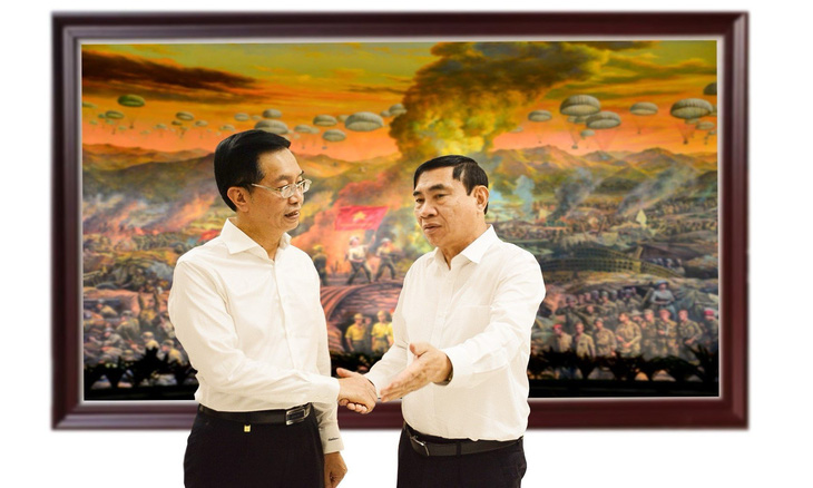 Ông Trần Quang Dũng trao đổi cùng ông Trần Quốc Cường - ủy viên Trung ương Đảng, bí thư Tỉnh ủy Điện Biên
