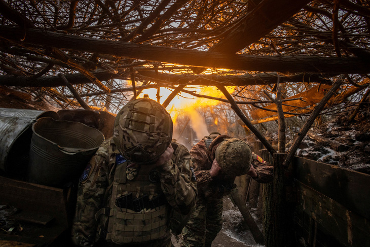 Binh lính Ukraine chiến đấu tại vùng Kherson - Ảnh: REUTERS