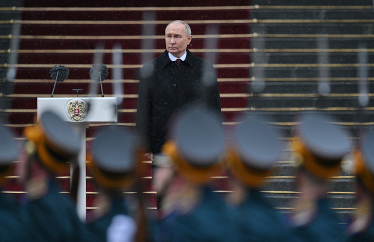 Tổng thống Nga Vladimir Putin duyệt đội quân danh dự tại Điện Kremlin ngay sau lễ nhậm chức tổng thống nhiệm kỳ thứ 5 ngày 7-5 - Ảnh: REUTERS