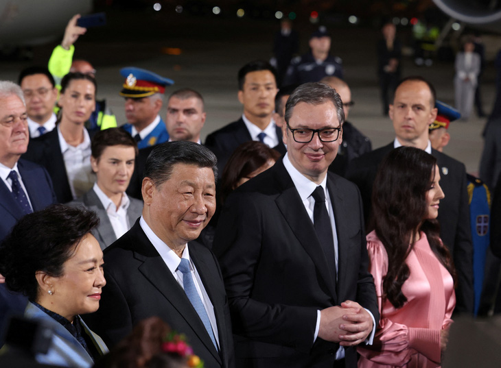 Tổng thống Serbia Aleksandar Vucic đón Chủ tịch Trung Quốc Tập Cận Bình tại sân bay ở Belgrade ngày 7-5 - Ảnh: REUTERS