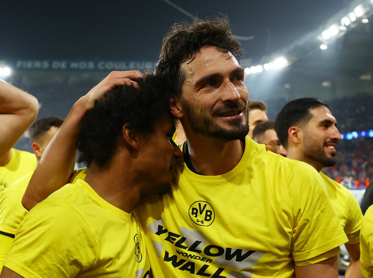 Niềm vui của các cầu thủ Dortmund sau khi giành quyền vào chung kết Champions League - Ảnh: REUTERS