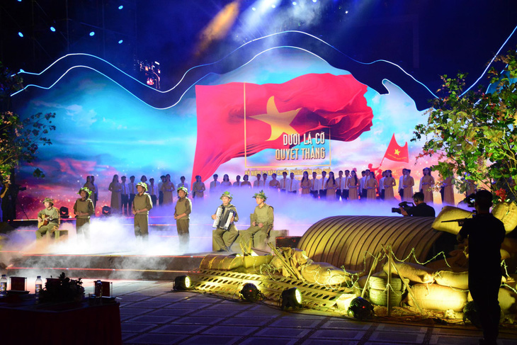 Ông Trần Quang Dũng tham dự chương trình cầu truyền hình trực tiếp “Dưới là cờ Quyết Thắng”tại điểm cầu Điện Biên