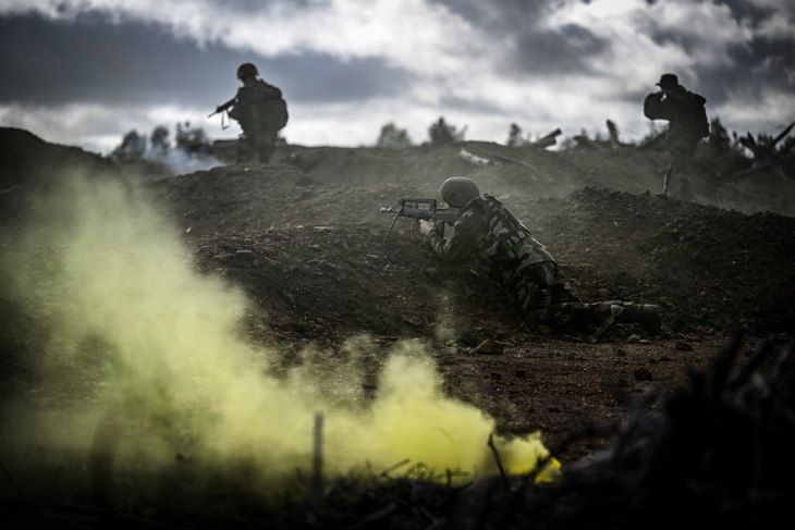 Binh lính Pháp tập luyện cùng binh lính Ukraine tại một căn cứ ở Pháp vào tháng 11-2023 - Ảnh: AFP