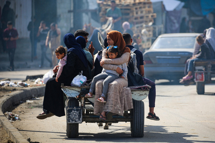 Người Palestine mất nhà cửa lang thang tại thành phố Rafah ngày 7-5 - Ảnh: AFP