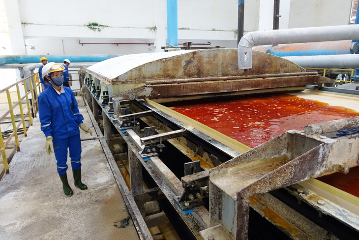 Công nhân làm việc tại Công ty nhôm Lâm Đồng, thuộc tổ hợp khai thác, chế biến bô xít Tân Rai, tỉnh Lâm Đồng - Ảnh: MAI VINH