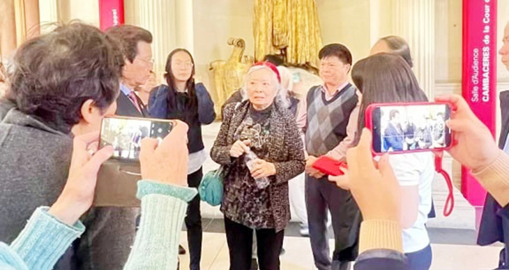 Bà Trần Tố Nga sau phiên xử phúc thẩm tại Paris ngày 7-5 - Ảnh: NVCC