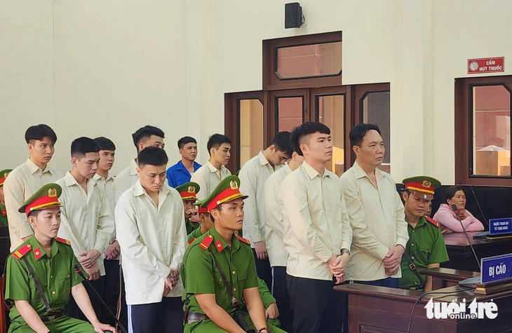 Bị cáo Phan Hữu Trí (bìa phải) cùng 10 bị cáo khác tại phiên tòa sơ thẩm - Ảnh: HOÀI THƯƠNG