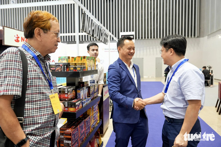 Nhiều nhà mua quốc tế đã đến tìm hiểu các mặt hàng Việt Nam