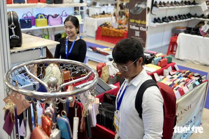 Vào hai ngày 10 và 11-5, người tiêu dùng có thể tham quan, mua sắm hàng Việt xuất khẩu với ưu đãi lên đến 50%