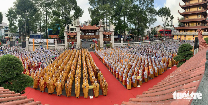 Tăng ni, Phật tử dự Đại lễ Phật đản tại Việt Nam Quốc Tự - Ảnh: HOÀI PHƯƠNG