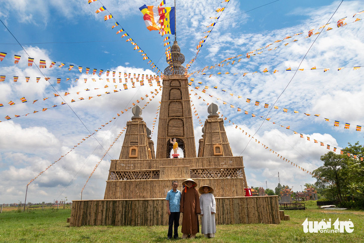 Bảo tháp tre cao 40m được Phật giáo huyện Triệu Phong dựng lên mừng Đại lễ Phật đản - Ảnh: HOÀNG TÁO