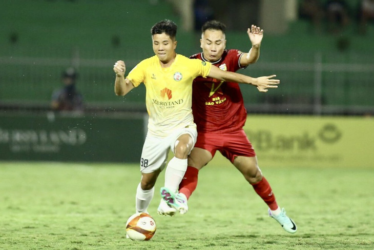 Cầu thủ Hồng Lĩnh Hà Tĩnh (áo đỏ) chơi nỗ lực trước Bình Định - Ảnh: BÌNH ĐỊNH FC