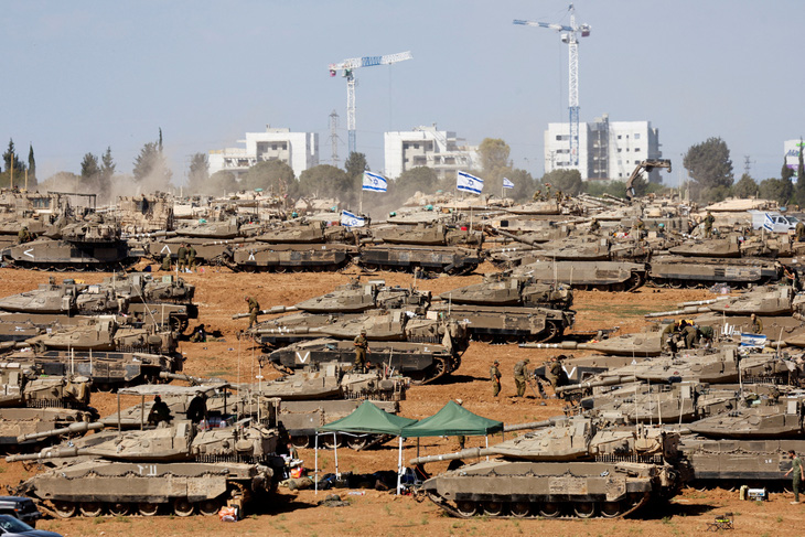 Binh sĩ Israel cùng phương tiện quân sự ở gần biên giới Israel - Gaza, miền Nam Israel, ngày 7-5 - Ảnh: REUTERS