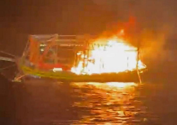 7 ngư dân trên tàu cá may mắn được cứu thoát khi tàu bốc cháy trên biển - Ảnh: TRẦN CÔNG TIẾN