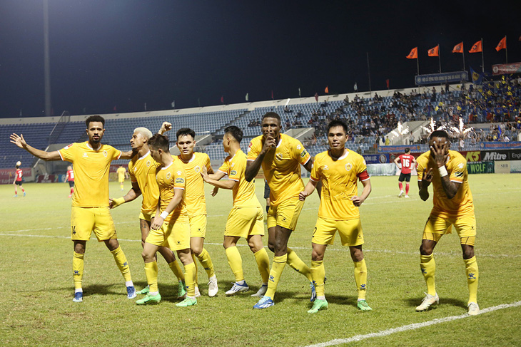 CLB Quảng Nam ăn mừng chiến thắng trước nhà đương kim vô địch V-League - Ảnh: VIẾT ĐỊNH