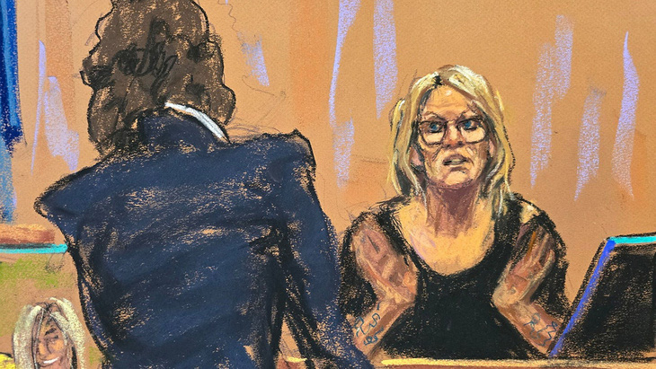 Tranh phác họa phiên tòa cho thấy bà Daniels được phía công tố thẩm vấn - Ảnh: REUTERS