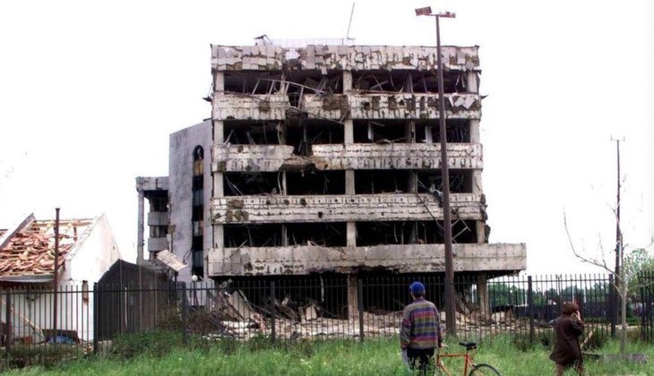 Khung cảnh sau khi Đại sứ quán Trung Quốc ở Belgrade bị ném bom năm 1999 - Ảnh: BBC