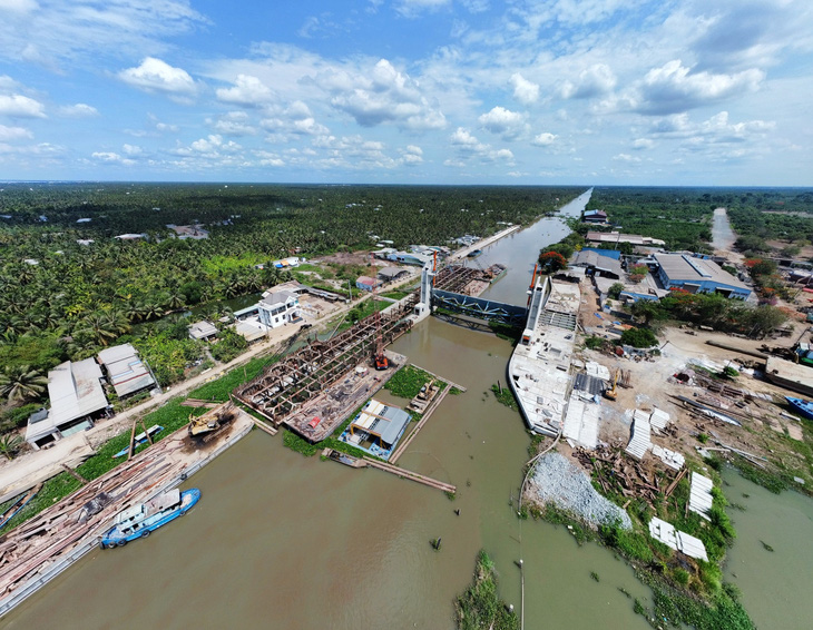 Cống ngăn mặn Nguyễn Tấn Thành (tỉnh Tiền Giang) là cống ngăn mặn lớn thứ 2 tại miền Tây lại phải đóng cống vì độ mặn trên sông Tiền tăng cao trong ngày 8-5 - Ảnh: MẬU TRƯỜNG