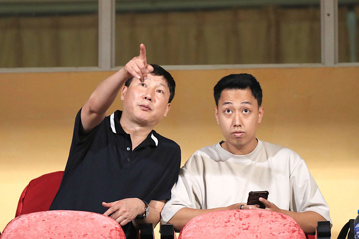 HLV Kim Sang Sik (trái) dự khán trận Thể Công - Viettel gặp Hoàng Anh Gia Lai vòng 16 V-League 2023 - 2024 tối 5-5 - Ảnh: H.TÙNG