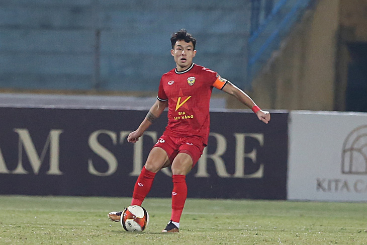 Tiền vệ Nguyễn Trung Học đang là trụ cột và thường xuyên đeo băng đội trưởng CLB Hồng Lĩnh Hà Tĩnh ở V-League 2023 - 2024 - Ảnh: HOÀNG TÙNG