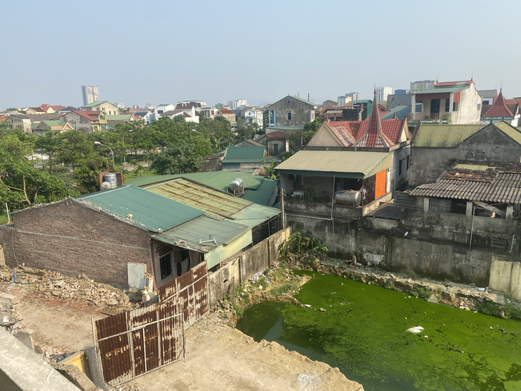 Hai căn nhà tập thể chưa được giải phóng ảnh hưởng đến việc thi công dự án ký túc xá Trường THPT Dân tộc nội trú tỉnh Nghệ An - Ảnh: DOÃN HÒA