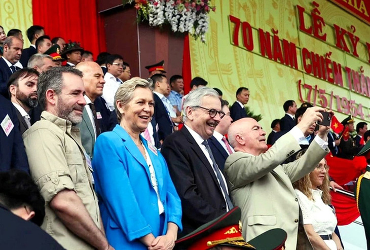 Các vị khách quốc tế chăm chú theo dõi lễ diễu binh, diễu hành kỷ niệm trọng thể 70 năm Chiến thắng lịch sử Điện Biên Phủ - Ảnh: NGUYỄN KHÁNH