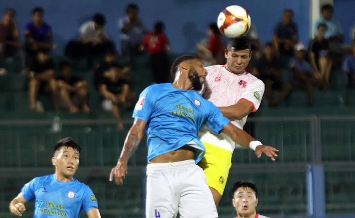 CLB Khánh Hòa (áo xanh) không thể ngăn Hải Phòng giành chiến thắng - Ảnh: KHÁNH HÒA FC