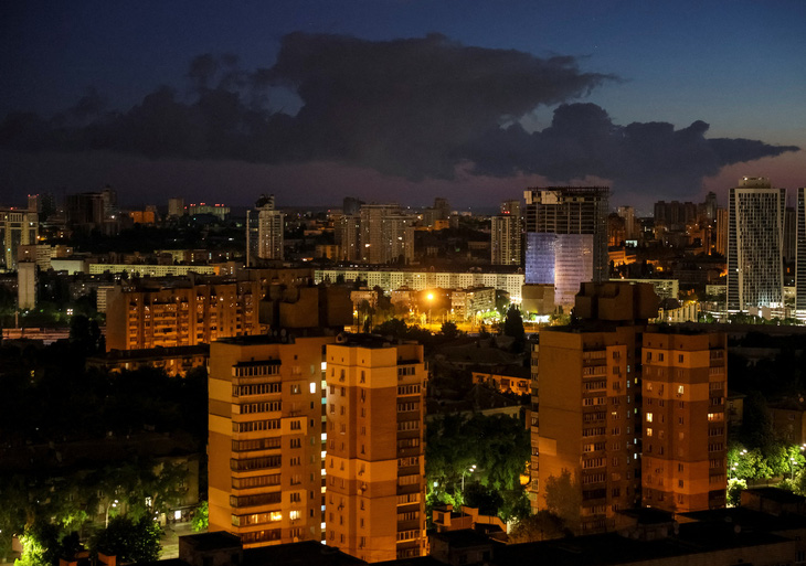 Quang cảnh thành phố trong lúc báo động không kích ở Kiev, Ukraine vào sáng 8-5 - Ảnh: REUTERS