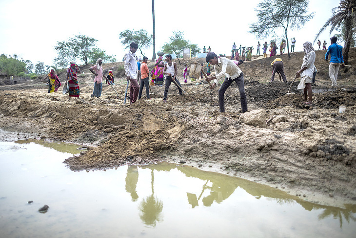 Người dân huyện Banda tham gia đào đắp bờ bao trong chiến dịch “Nạp nước ngầm, tiết kiệm nước sạch” - Ảnh: wateraid.org