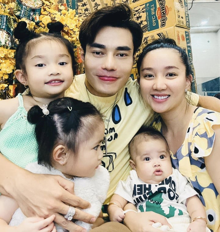 Lê Dương Bảo Lâm và gia đình nhỏ của mình.